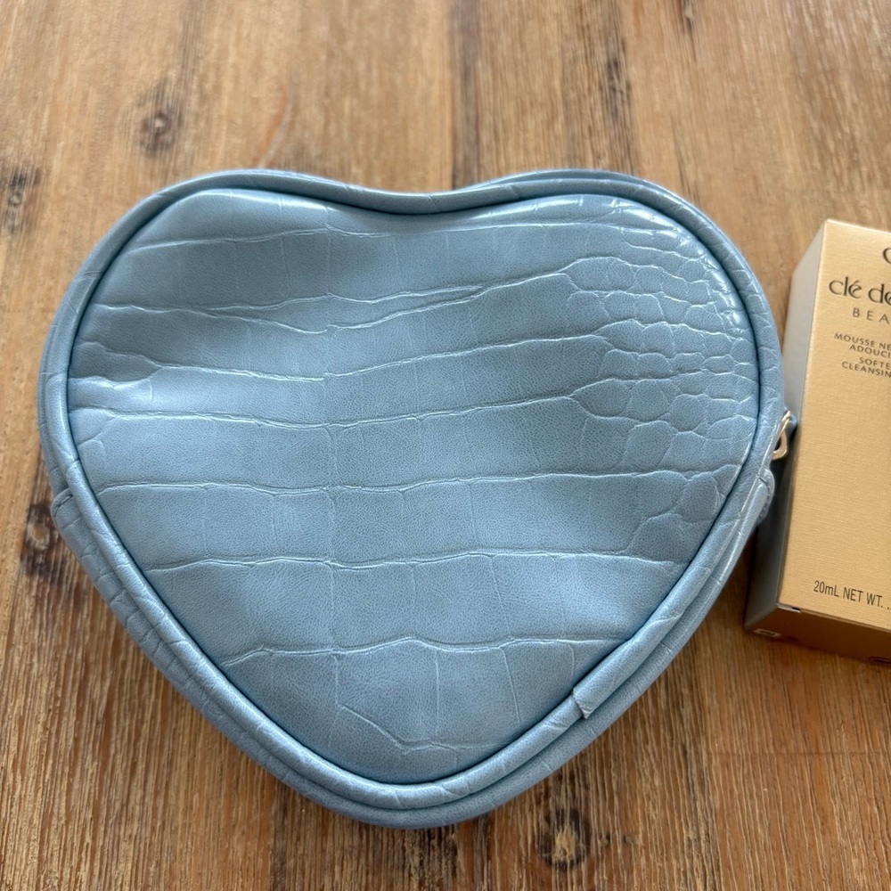 Cle de peau Makeup Bag and Travel Cleanser Duo - Picture 5 of 8